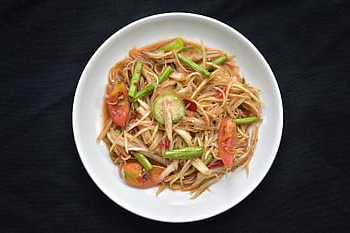 グリーンパパイヤサラダ、 サラダ、 タイ人、 som tum、 皿、 パパイヤ、 チリ、 豆、 トマト、 野菜、 食事
