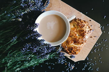 káva, pečivo, levandulové květy, bílý keramický hrnek, hnědá kapalina, dřevěná deska, fialový květ, snídaně, ráno, aromatický, dezert