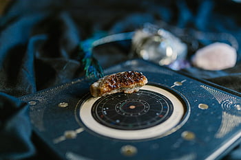 değerli taş, kapatmak, kristaller, astroloji grafiği, koyu kumaş, mistik vibe, astrolojik, taşlar, manevi, ezoterik, Burçlar