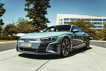 Audi e-tron GT, ασημί αυτοκίνητο, ηλεκτρικό αυτοκίνητο, σύγχρονη αστική περιοχή, καθαροί ουρανοί, αυτοκίνητο πολυτελείας, σταθμευμένο αυτοκίνητο, audi, e-tron GT, αστικό περιβάλλον, ηλεκτρικό όχημα