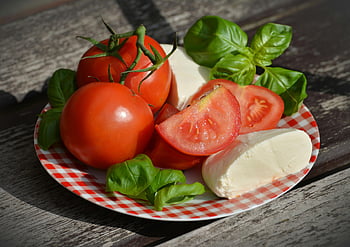 มะเขือเทศ, ชีส, สลัด Caprese, ชีสมอสซาเรลล่า, โหระพา, จานแดง, ส่วนผสมสด, โต๊ะไม้ชนบท, อาหารอิตาเลี่ยน, อาหารสุขภาพ, อาหารฤดูร้อน