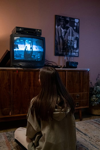genç kız, TV izleme, genç, crt tv, rahat oda, katta oturan, retro televizyon, kapalı sahne, günlük kıyafet, ev eğlencesi, Vintage elektronik