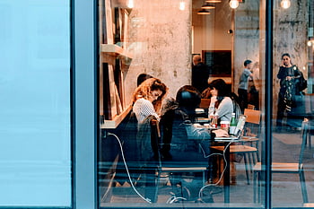 kvinnor på caféet, grupp av vuxna, elegant café, modern arbetskultur, Arbetar inuti caféet, vuxna som arbetar, city ​​cafe, modern kultur, café interiör, arbetskultur, Vuxna på café