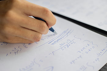matematické rovnice, detailní ruka, Psaní na papír, Vzdělávací zaměření, řešení rovnic, matematické psaní, vzdělávací obsah, matematické problémy, psaní perem, Detail papíru, Vzdělávací obraz