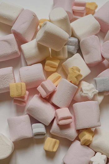 Marshmallows, bunte Marshmallows, süße Marshmallows, weißer Tisch, Dessert-Leckereien, Buntes Marshmallows, Marshmallow-Ausstellung, Marshmallow-Sorten, Marshmallow-Haufen, Marshmallow-Sortiment, Marshmallow-Kollektion