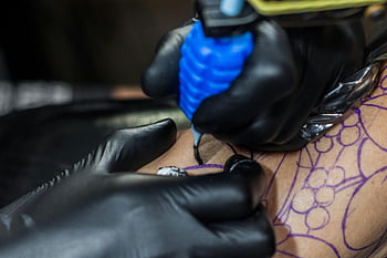 tetování, Podrobný pohled, proces tetování, tetování stroj, pleť klienta, detailní fotografie, pracovní ruce, černé rukavice, Skin Art, Profesionální tetování, Umělecký design