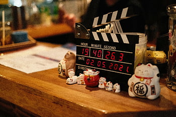 maneki neko, zegar cyfrowy, figurki kotów, drewniany stół, clapperboard, Przytulne ustawienie, zbliżenie, Japońskie figurki, Wyświetlanie czasu, wyświetlanie daty, scena wewnętrzna