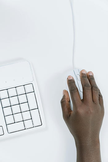 Hand auf der Maus, weiße Computermaus, minimalistisches Design, Nahaufnahme Hand, weißer Schreibtisch, Computer Tastatur, ergonomische Maus, Büroeinrichtung, Arbeitsplatz, Technologie, Produktivität
