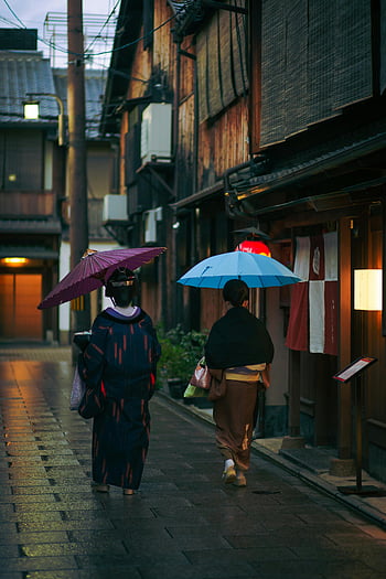 Ženy v Kimonosu, Tradiční oblečení, deštníky, historická kjótská alej, japonská kultura, spolu chodit, dvě ženy, kimonos, Historická ulička, japonská tradice