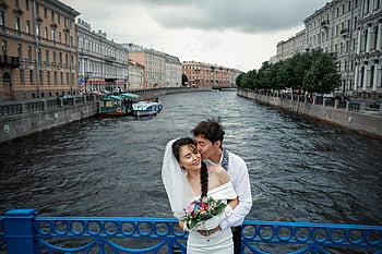 Paar auf der Brücke, blau -weißes Boot, Flussszene, glückliches Paar, malerische Brücke, Russland, Paar umarmen, Brautpaar, Stadtbild Hintergrund, Romantisches Foto, Hochzeit im Freien