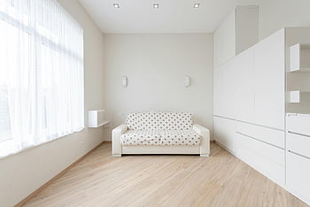 Rummelig stue, hvid sofa, Moderne møbler, Lys stue, minimalistisk design, moderne boligareal, trægulv, stort vindue, Rent interiør, hvid indretning, Hyggelig sofa