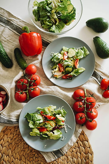 insalata di verdure, piatti in ceramica grigia, ingredienti freschi, vista dall'alto, insalata vibrante, verdure fresche, impostazione della tabella, peperone rosso, pomodori ciliegini, cetrioli, avocado