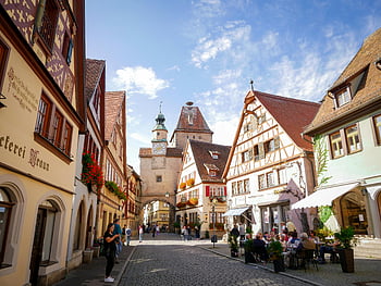 rothenburg ob der tauber, Kopfsteinpflasterstraße, Traditionelle deutsche Architektur, malerische Straße, Tagesgebäude, Fachwerkhäuser, mittelalterliche Stadt, europäische architektur, historische Gebäude, Straßenszene, Touristenziel
