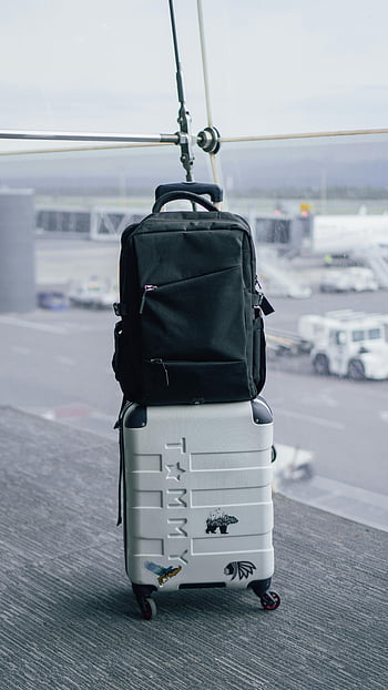 ransel, koper, Bandara, terminal, aspal, perjalanan, bagasi, ransel hitam, koper putih, pemandangan bandara, perlengkapan perjalanan