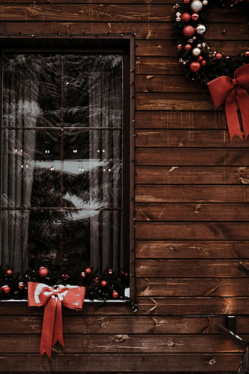 dekorasi Natal, dinding kayu, kabin pedesaan, Karangan bunga yang meriah, pita merah, Bukovel Ukraina, dekorasi hari libur, pemandangan musim dingin, eksterior kabin, ornamen Natal, dekorasi jendela