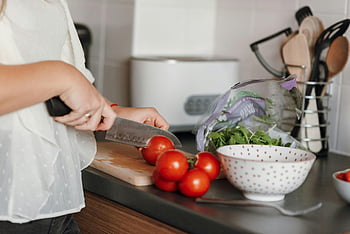 Donna che taglia i pomodori, cucina, insalata fresca, cucina moderna, mangiare sano, Affettare i pomodori, cucinando, preparazione del cibo, verdure, uno stile di vita sano, ingredienti per insalata