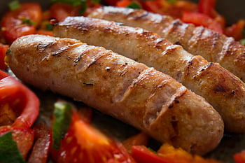 salsiccia cotta, salsicce grigliate, pomodori a fette freschi, salsicce succose, cibo da vicino, cibo grigliato, pomodori freschi, piatto di salsiccia, carne grigliata, fotografia di cibo, salsicce deliziose