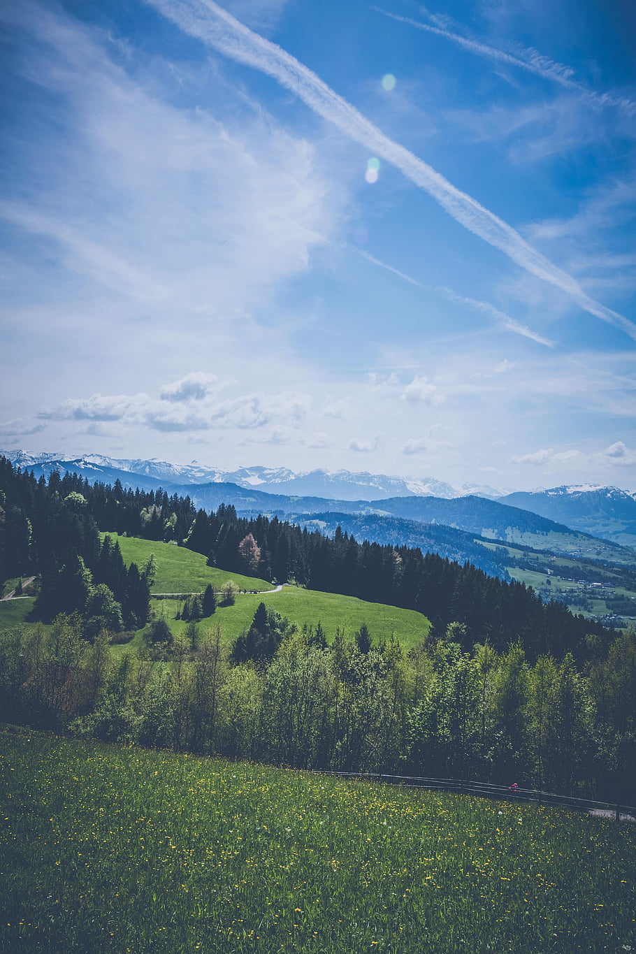 zelené stromy, horský výhled, modrá obloha, milovníky přírody, zelená pole, dechberoucí výhled, horské krajiny, venkovní scenérie, Přírodní krásy, pohled, zalesněné kopce