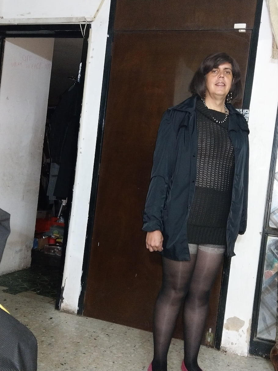 crossdresser, Černá, šaty, mini sukně, punčocháče, ladyboy, travesti, Crossdressing, vchod, stojící, náhrdelník