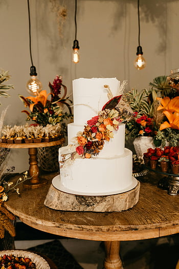 Esküvői torta, virág dekoráció, szárított virágok, rusztikus asztal, háromszintes torta, fehér torta, esküvői virágos, rusztikus esküvő, torta díszítés, esküvői asztalra, rusztikus dekorációval