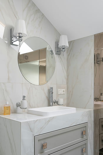 modernes Badezimmer, Marmorwände, runder Spiegel, stilvolle Beleuchtung, sinken, Eitelkeit, Wandleuchten, zeitgemäßes Design, Badezimmer Dekor, Innenarchitektur, Marmor-Arbeitsplatte