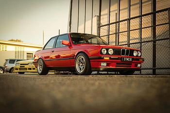 rosso bmw e30, macchina classica, Alley urbano, luce del giorno, bmw e30, auto rossa, macchina vintage, auto parcheggiata, via della città, fotografia automobilistica, Appassionati di auto