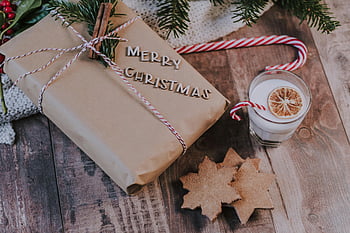 vánoční dárek, sklenice mléka, Slavnostní nápoj, zabalený dárek, cookies, dřevěný stůl, veselé Vánoce, cukrové třtiny, sušené pomerančové plátky, Dovolená dekor, Útulné nastavení