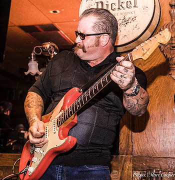 Johnny Main, Blues kytarista, živá hudba, Maui Sugar Mill Saloon, Los Angeles, tetovaný hudebník, červená kytara, portrét, knír, sluneční brýle, Vnitřní výkon