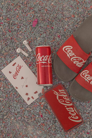 coca-cola, márkás kiegészítők, színes konfetti, coca-cola is, Coca-Cola csúszdák, Coca-Cola kártya, Coca-Cola telefontok, Coca-Cola fülhallgatók, konfetti hátteret, Coca-Cola termékek, padlótér