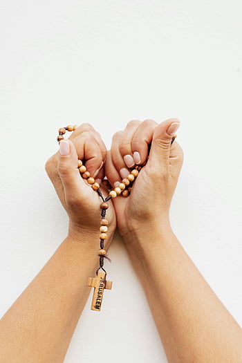 colpo del primo piano, Mani che tengono il rosario, Rosario di legno, fede, spiritualità, rosari, simbolo religioso, croce gerusalemme, fotografia ravvicinata, pratica spirituale, simbolo della fede