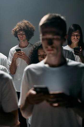 muž pomocí smartphone, Různorodá skupina, Dospělí, smartphony, Dimaly osvětlená místnost, moderní sociální izolace, vstřebává, technologie, sociální média, sdělení, izolace