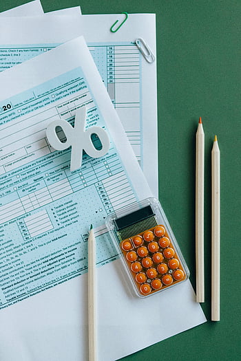 dokumenty podatkowe, kalkulator, ołówki, zielona powierzchnia, płaski układ, formularze podatkowe, materiały biurowe, Planowanie finansowe, Papierkowa robota, konfiguracja biurka, przygotowanie podatkowe