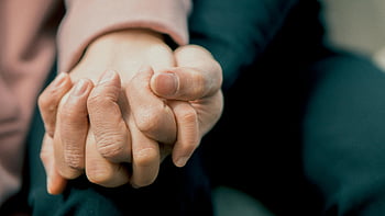 holde i hånden, nærbillede foto, voksne hænder, Kærlighed og støtte, symboliserer kærlighed, intim gestus, Følelsesmæssig forbindelse, menneskelig berøring, kærligt øjeblik, romantisk gestus, støttende gestus