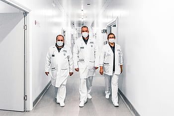lægerne, ansigtsmasker, hospital korridor, samarbejde, sikkerhed, Medicinsk team, Sundhedspersonale, Hvide frakker, medicinsk personale, Hospital Hallway, Sundhedsarbejdere