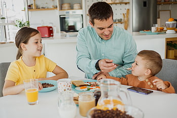 familie, morgenmad, bord, køkken, barn, far, han-, mand, spise, skål, mennesker