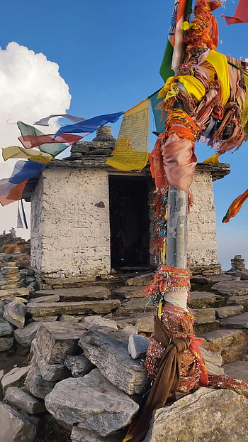 modlitební praporky, himálajské hory, Rudraprayag, Indie, Vibrující modlitební vlajky, Himálajská svatyně, Fluttering Flags, kamenná struktura, horské krajiny, barevné vlajky, duchovní místo