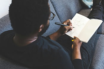 muž, šedá pohovka, psaní, bílá kniha, kreslení, notebook, sedící, uvnitř, tvořivost, design, soustředit se
