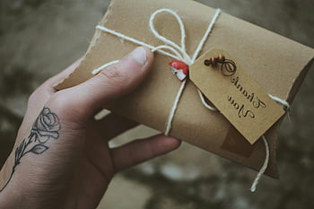 hnědá obálka, poděkování, Dárková krabička, Rose tetování, osobní dotek, ruka hospodářství, detailní fotografie, řetězec luk, Děkuji dárek, Rustikální balení, Balení dárků