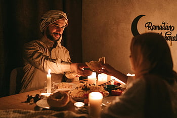 ramadán, Muslimská rodina, večeře při svíčkách, šátky, sdílení jídla, teplá večeře, zdobené stůl, ramadán mubarak, tradiční oděv, Kulturní oslava, iftar