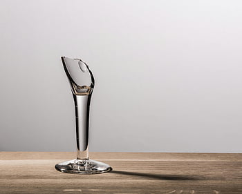 rozbitá sklenice na víno, dřevěný stůl, jasné stíny, Minimalistické pozadí, skleněná váza, rozbité sklo, minimalistický design, čiré sklo, rozbitá váza, moderní umění, abstraktní umění