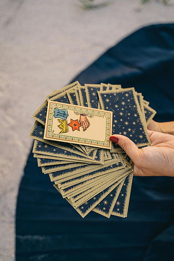 cartas de tarot, divinidad, espiritualidad, mano, extensión de la tarjeta, esotérico, artes místicas, adivinación, lectura del tarot, simbolos, de cerca