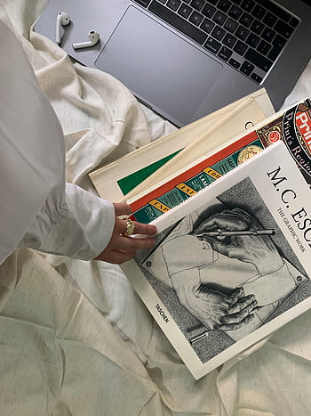 žena ruku, knih, laptop, letadla, útulná postel, M. C. Escher, grafická práce, taschen, Nastavení studie, práce z domova, prostředí čtení