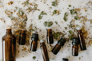 العلاج العطري،  زيت اساسي،  الزجاجات البني،  الأعشاب المجففة،  وضع مسطح،  العلاج الطبيعي،  الطب البديل،  صحة شاملة،  استرخاء،  رعاية ذاتية،  منتجات العافية