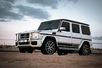 White Mercedes SUV, pouštní terén, luxusní design, během dne, Hnědá nečistota, bílé mraky, venkovní nastavení, Přehlídka vozidla, terénním vozidlem, Moderní SUV, špičkové auto