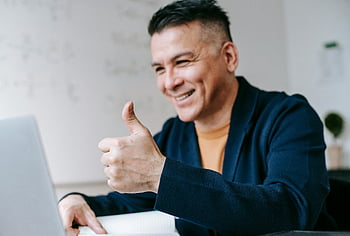 palec nahoru, usmívající se muž, pracovat na notebooku, domácí kancelář, pozitivní vzdálená práce, gesto rukou, vzdálená pracovní zkušenost, muž pracující, práce s notebookem, Nastavení domácí kanceláře, pozitivní zkušenost