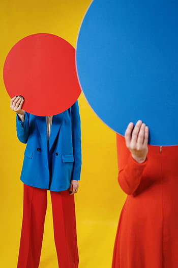 Femmes à la mode, tenue colorée, accessoires circulaires, art moderne, photographie en studio, dames à la mode, feuilles colorées, fond jaune, Cercle bleu, Cercle rouge, art visuel