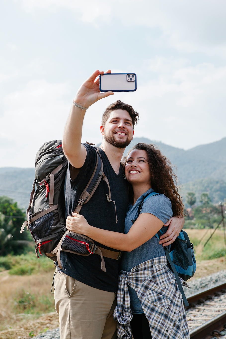 ple, ταξιδιώτες, selfie, smartphone, χλοώδης κοιλάδα, καλοκαιρινή πεζοπορία, γραφική κοιλάδα, σακίδια, υπαίθρια περιπέτεια, ευτυχισμένο ζευγάρι, αγκαλιάζοντας