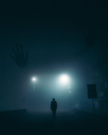 sylwetka, osoba chodząca, ciemny, mglista ulica, Kair, noc, niesamowita atmosfera, Światła uliczne, samotna postać, scena miejska, zagadka