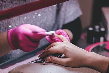 manicure, avvicinamento, Manicure professionale, guanti rosa, Lima per unghie, Salon interno, cura delle unghie, trattamento di bellezza, cura delle mani, Servizi di salone, sessione di manicure