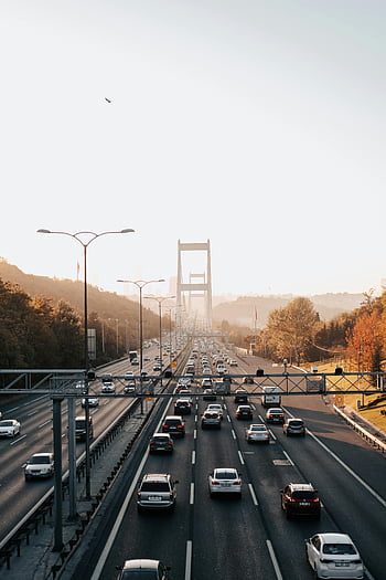 Autos auf der Autobahn, Beschäftigte Brücke, Herbstlandschaft, warmes Licht, Autobahnverkehr, szenische Ansichten, Herbstbrücke, Autoverkehr, Autobahnbrücke, Herbstautobahn, landschaftlich reizvolle Autobahn
